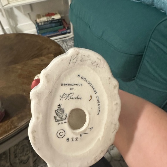 Beautiful Porcelain Figurine - Picture 2 of 3